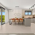 Luxury Seaside شقة